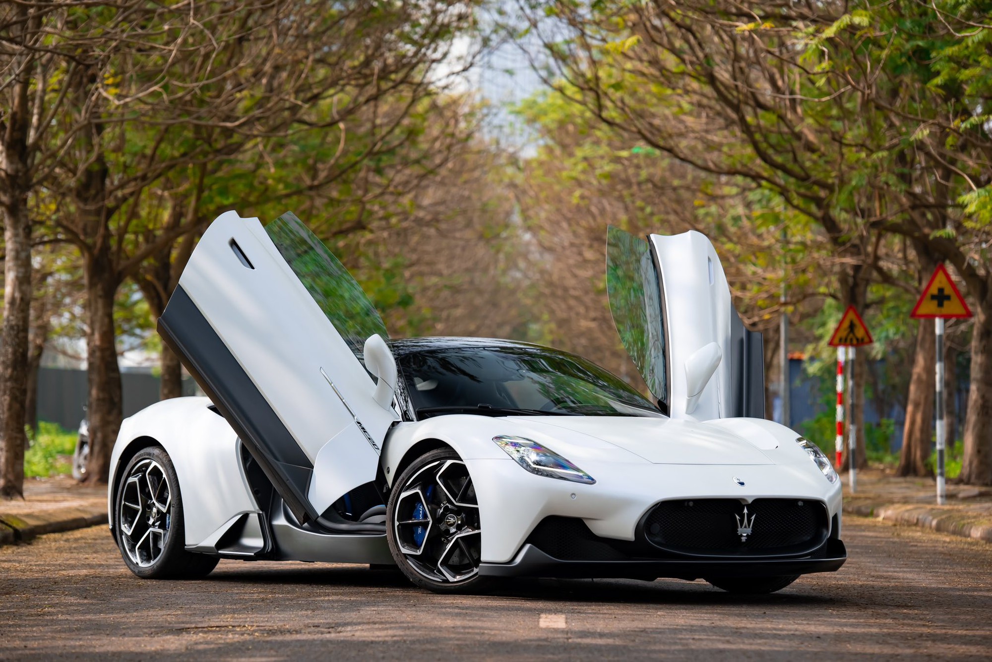 ‘Bốc hơi’ gần 8 tỷ đồng bằng căn chung cư xịn ở Hà Nội, chiếc Maserati MC20 này vẫn mòn mỏi tìm chủ sau gần 4 năm về nước- Ảnh 5.