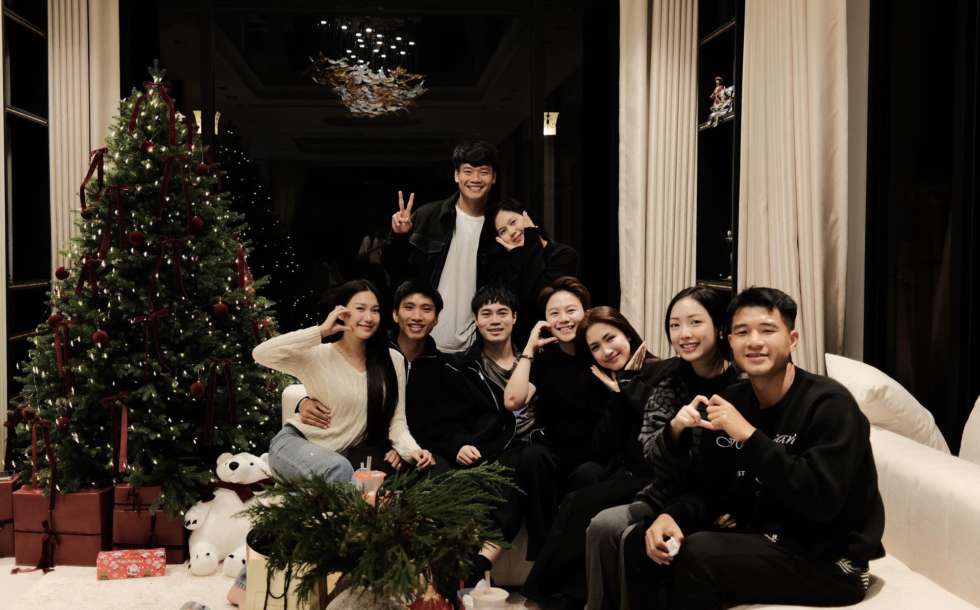 Hoà Minzy đi chơi cùng dàn cầu thủ đình đám bóng đá Việt nhưng dân tình chỉ gọi tên một người- Ảnh 1.