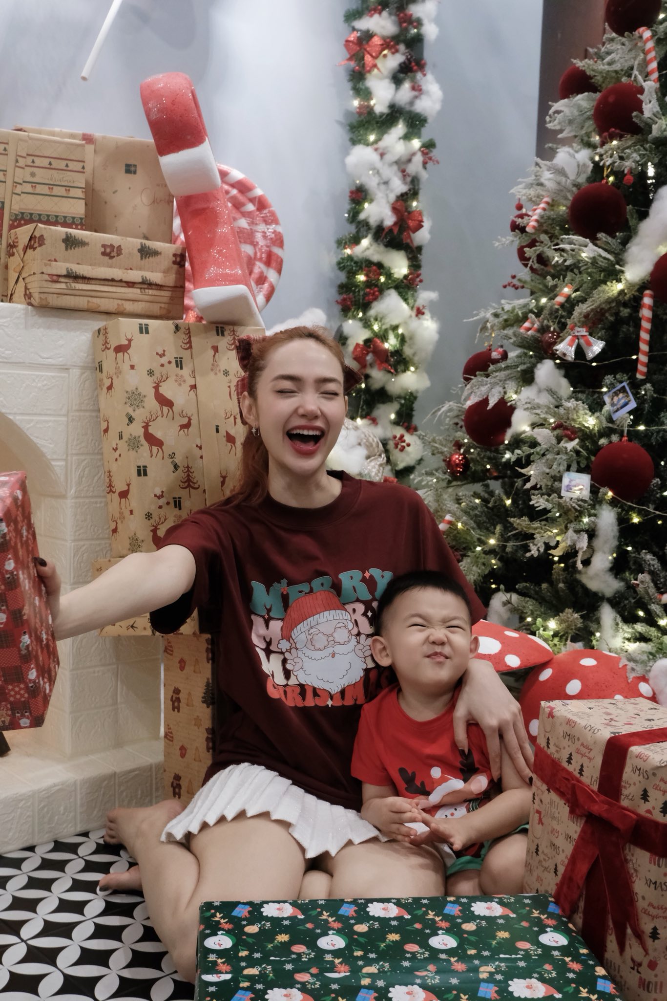 Hội hào môn "bung nóc" mùa Giáng sinh: Midu khoá môi Minh Đạt, xem biệt thự của Phạm Hương - Lan Khuê mà loá mắt - Ảnh 2.