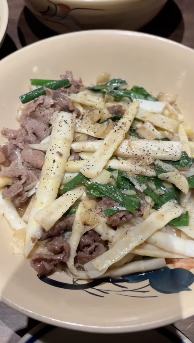 Bữa cơm nhà giá 1,8 triệu khiến 4 vị khách Tây ngỡ ngàng khi du lịch Hà Nội- Ảnh 7.