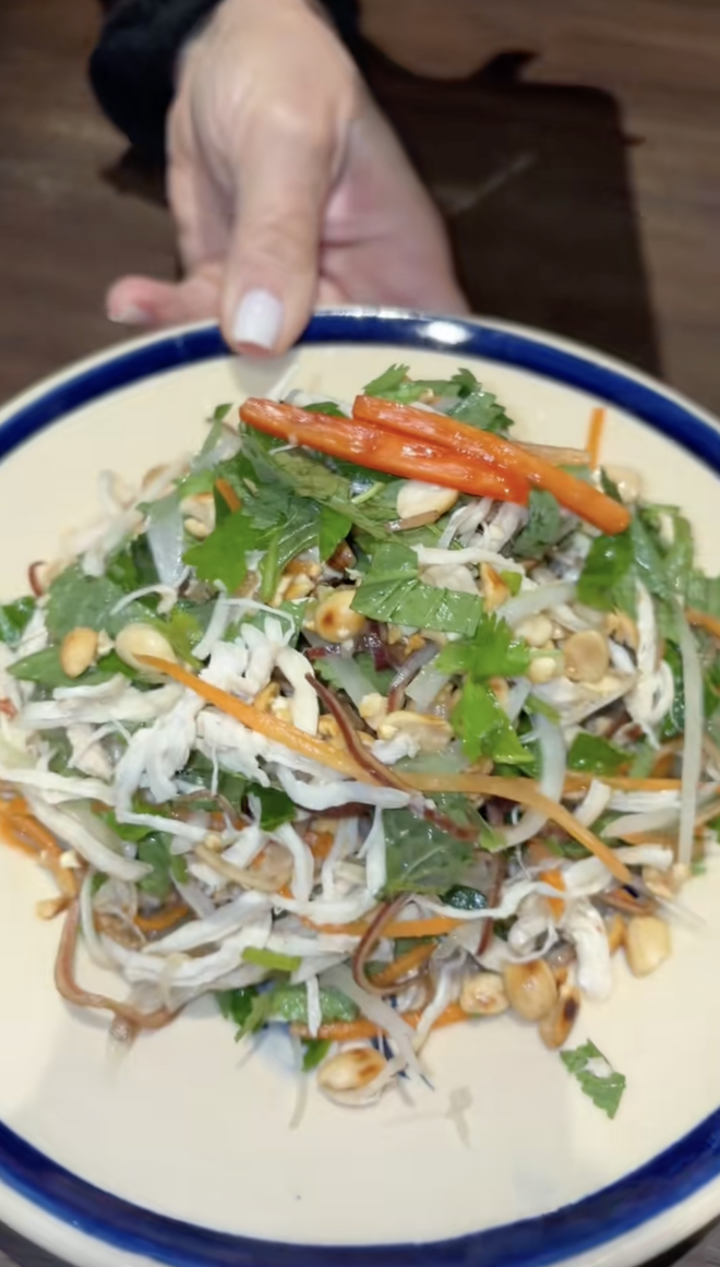 Bữa cơm nhà giá 1,8 triệu khiến 4 vị khách Tây ngỡ ngàng khi du lịch Hà Nội- Ảnh 3.