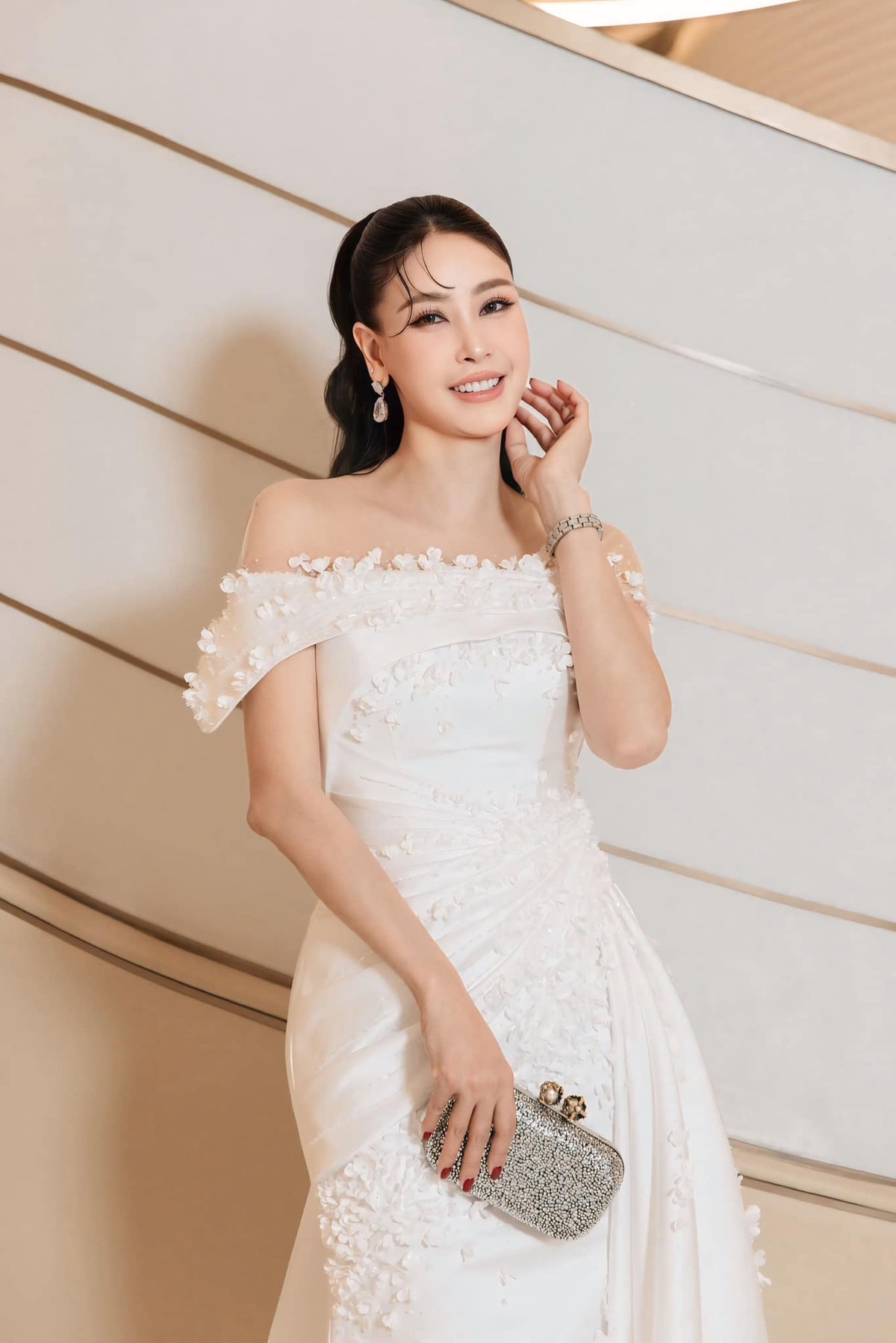 Hoa hậu Việt ở biệt thự 400 tỷ, sở hữu cả penthouse dát vàng- Ảnh 2.