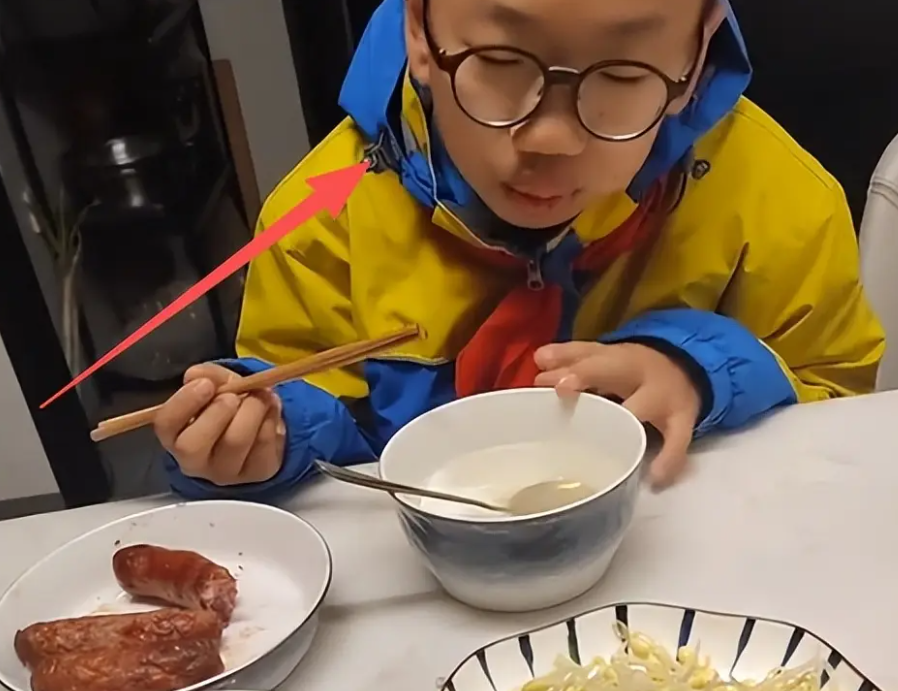 Bức ảnh ăn sáng khiến cư dân mạng tranh cãi: Nhìn môi đứa trẻ đi bố mẹ ơi, đang có vấn đề kìa!- Ảnh 2.