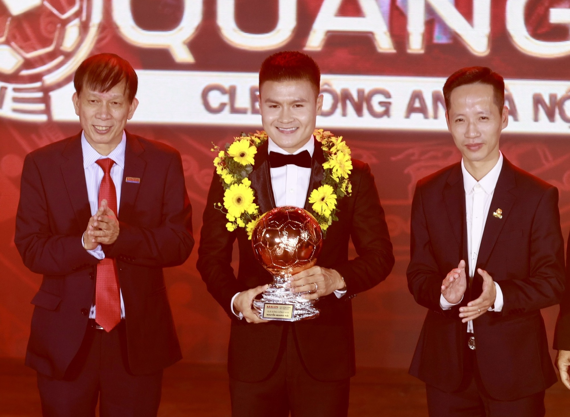 Hoàng Đức giành "cú đúp" giải thưởng tại Quả bóng Vàng 2025, hotboy Đình Bắc giành Quả bóng Bạc- Ảnh 4.