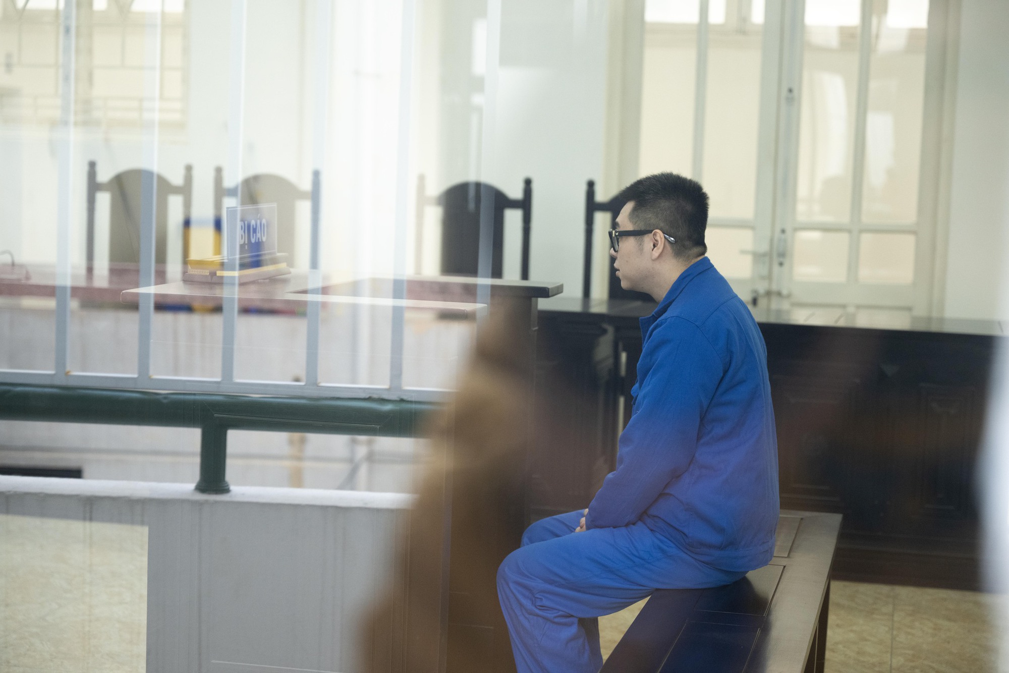 Xét xử người đàn ông hành hung phụ nữ tại sảnh chung cư Hà Nội: Bị cáo liên tục cúi gằm mặt tại tòa- Ảnh 4.