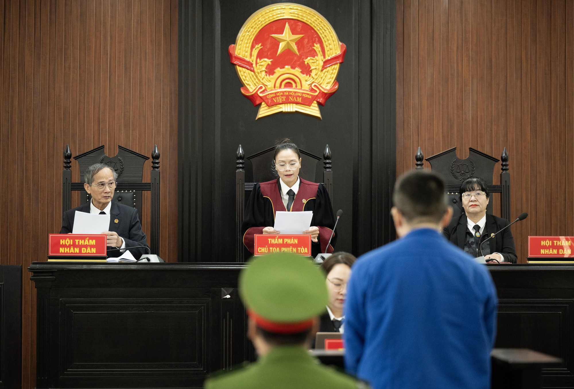 Xét xử người đàn ông hành hung phụ nữ tại sảnh chung cư Hà Nội: Bị cáo liên tục cúi gằm mặt tại tòa- Ảnh 5.