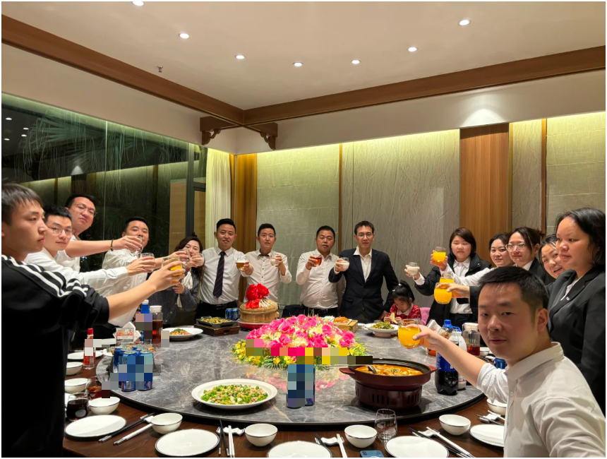 Đề nghị đường đột từ sếp của chồng trong tiệc Tất niên khiến tôi ngoài mặt ái ngại, bên trong mừng như "trúng số"- Ảnh 2.