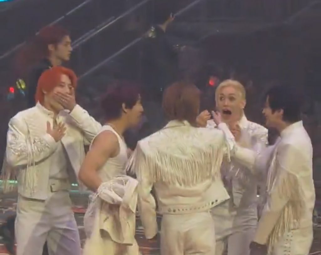 Nam ca sĩ nổi tiếng đánh rơi 1,4 tỷ trên sân khấu- Ảnh 1.