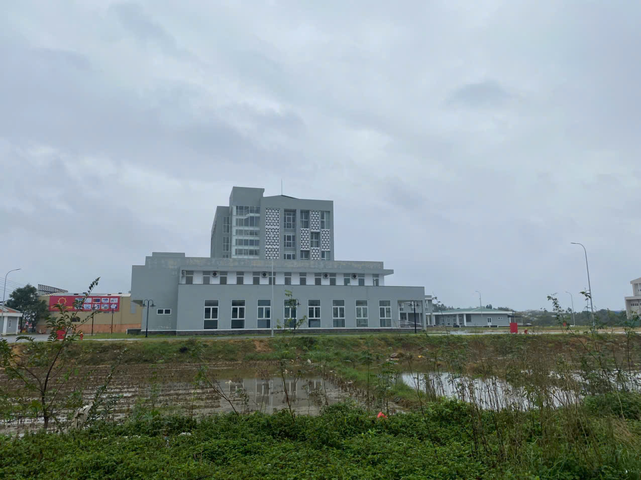 Thanh tra chỉ ra sai sót đấu thầu, chủ đầu tư nói do "lỗi đánh máy" - Ảnh 1.