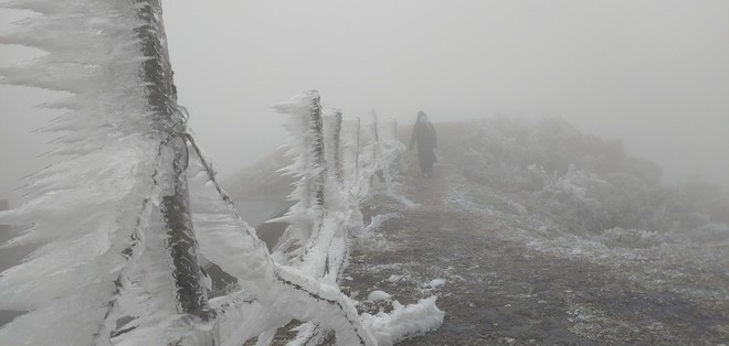Ngoài Fansipan, đây là nơi lạnh không kém ở miền Bắc hôm nay: Cũng là núi, nhiều năm có băng giá, tuyết- Ảnh 9.