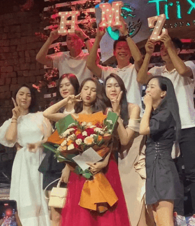 Hoà Minzy đi chơi cùng dàn cầu thủ đình đám bóng đá Việt nhưng dân tình chỉ gọi tên một người- Ảnh 3.