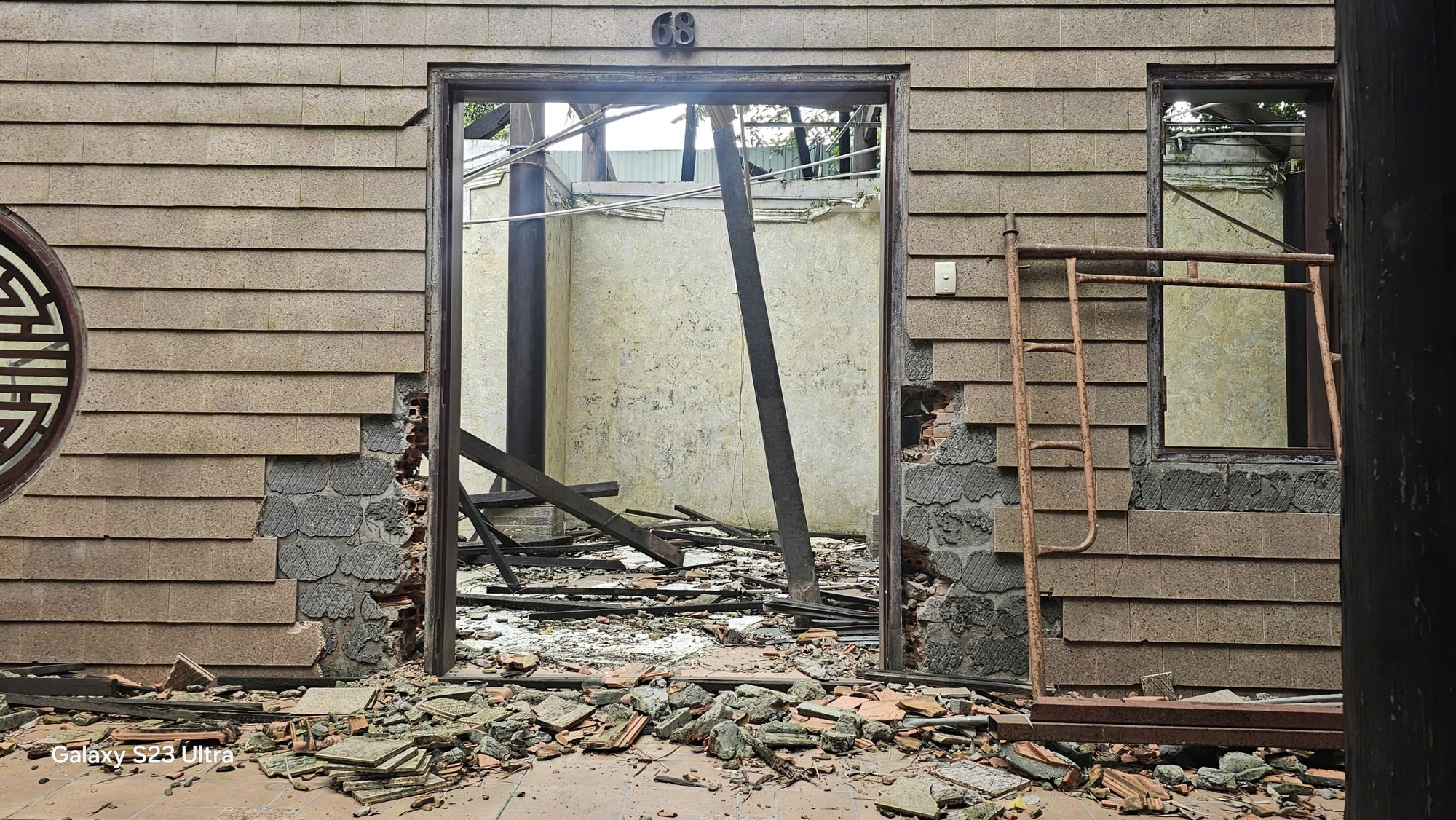 Xây chung cư Stown Gateway làm nứt tường, sụt lún: Resort 4 sao yêu cầu dừng thi công  - Ảnh 2.