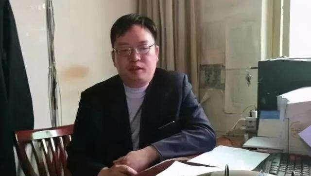 Phát hiện một thủ khoa đại học về quê làm bảo vệ chợ, lương 7 triệu/ tháng- Ảnh 1.