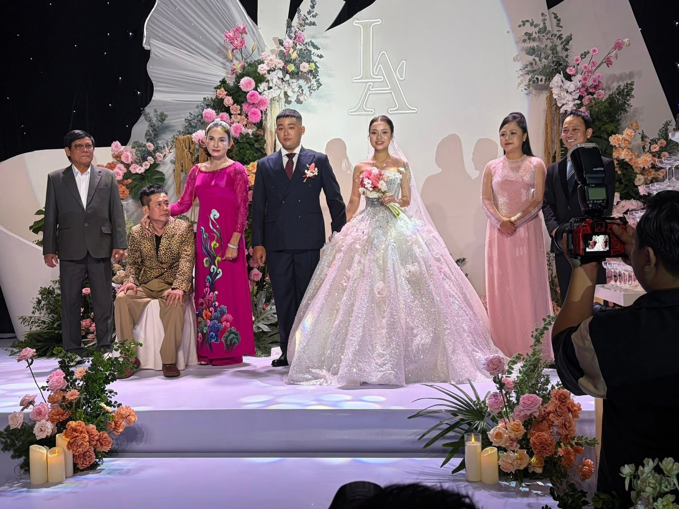 Đám cưới con trai: Tấn Beo được đồng nghiệp bế lên sân khấu, xúc động bật khóc- Ảnh 2.