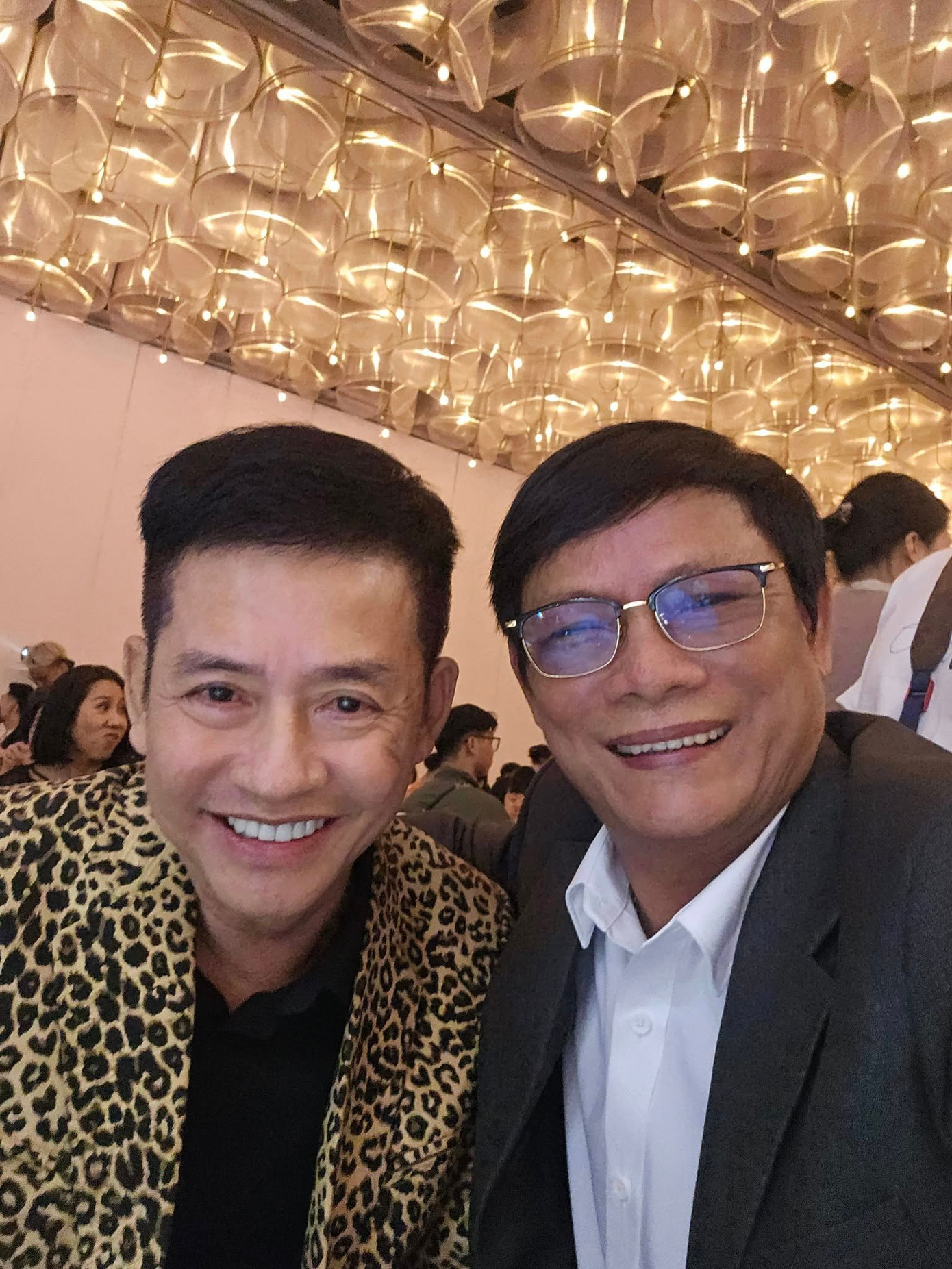 Đám cưới con trai: Tấn Beo được đồng nghiệp bế lên sân khấu, xúc động bật khóc- Ảnh 4.