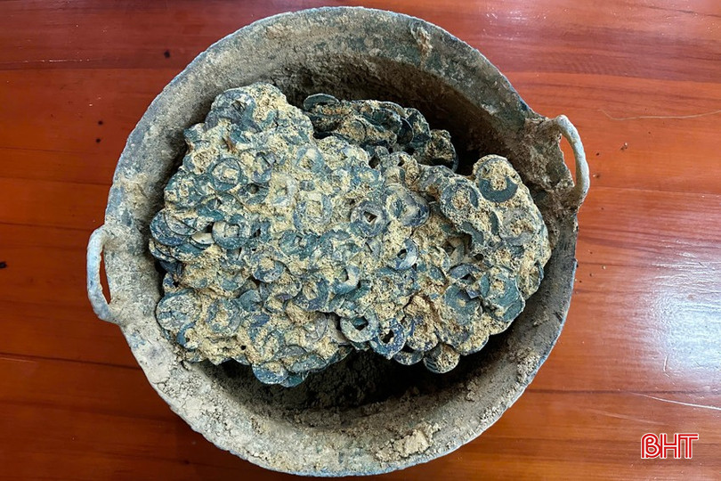 Đi tìm phế liệu, người dân Hà Tĩnh phát hiện kho báu nặng 15kg: Hàng nghìn đồng tiền kết thành mảng được đào lên- Ảnh 1.