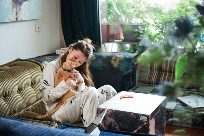 Nữ giám đốc độc thân sống trong căn hộ 90m2, thuê thêm căn 35m2 mở quầy bar mini mời hàng xóm đến xập xình- Ảnh 1. Nữ giám đốc độc thân sống trong căn hộ 90m2, thuê thêm căn 35m2 mở quầy bar mini mời hàng xóm đến xập xình- Ảnh 1.