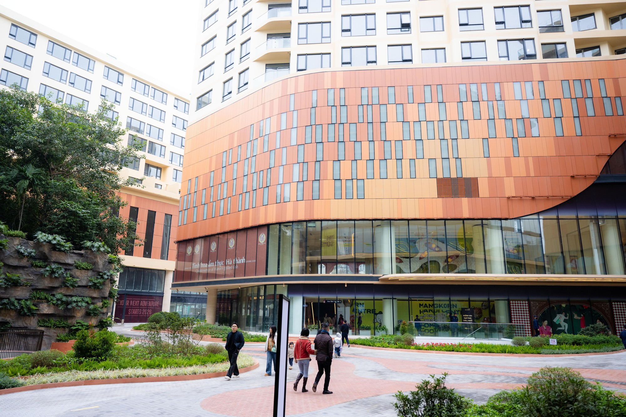 Ngày đầu tiên hoạt động, TTTM Hanoi Centre dù chưa mở hết gian hàng vẫn được đặt nhiều kỳ vọng- Ảnh 3.