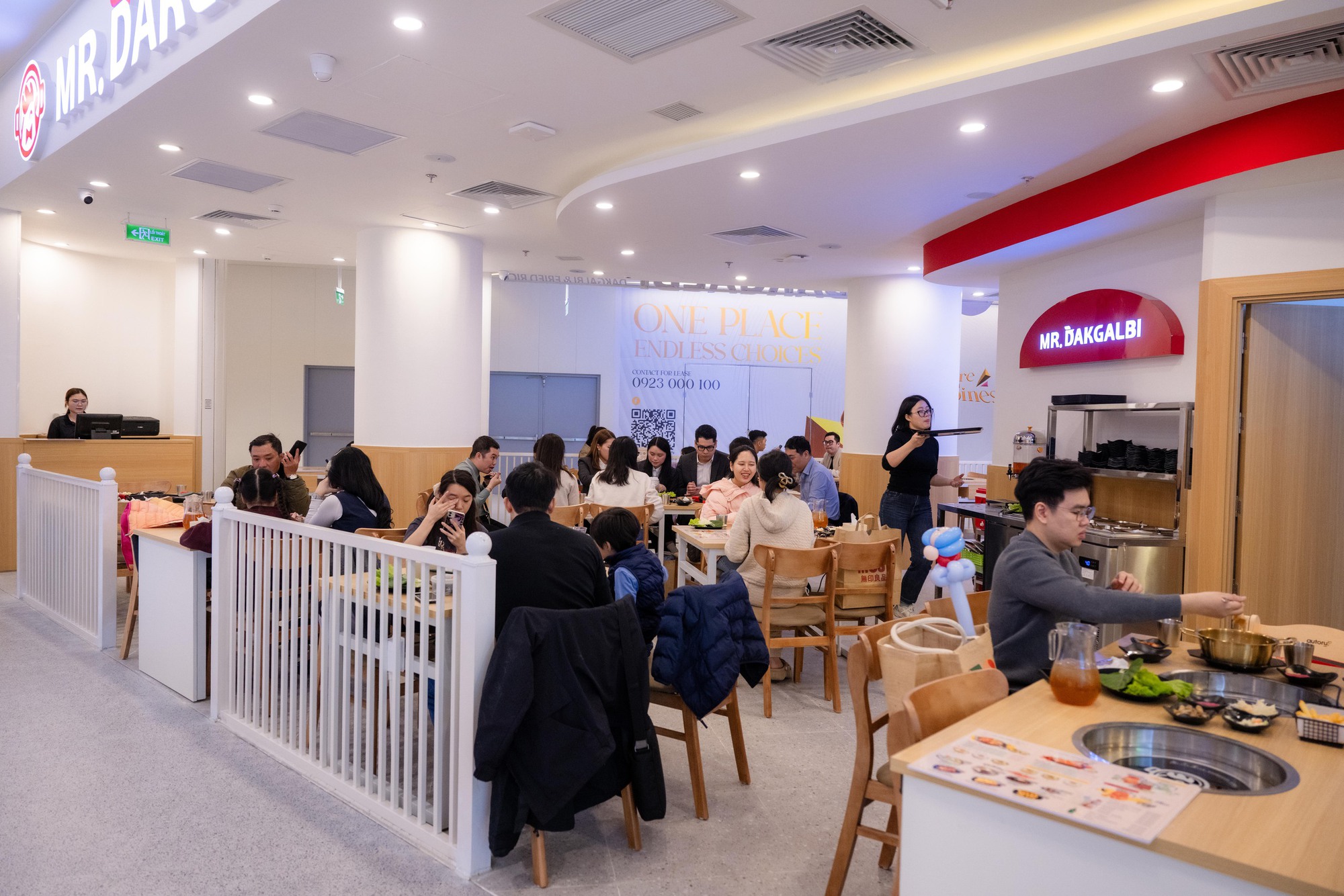 Ngày đầu tiên hoạt động, TTTM Hanoi Centre dù chưa mở hết gian hàng vẫn được đặt nhiều kỳ vọng- Ảnh 20.