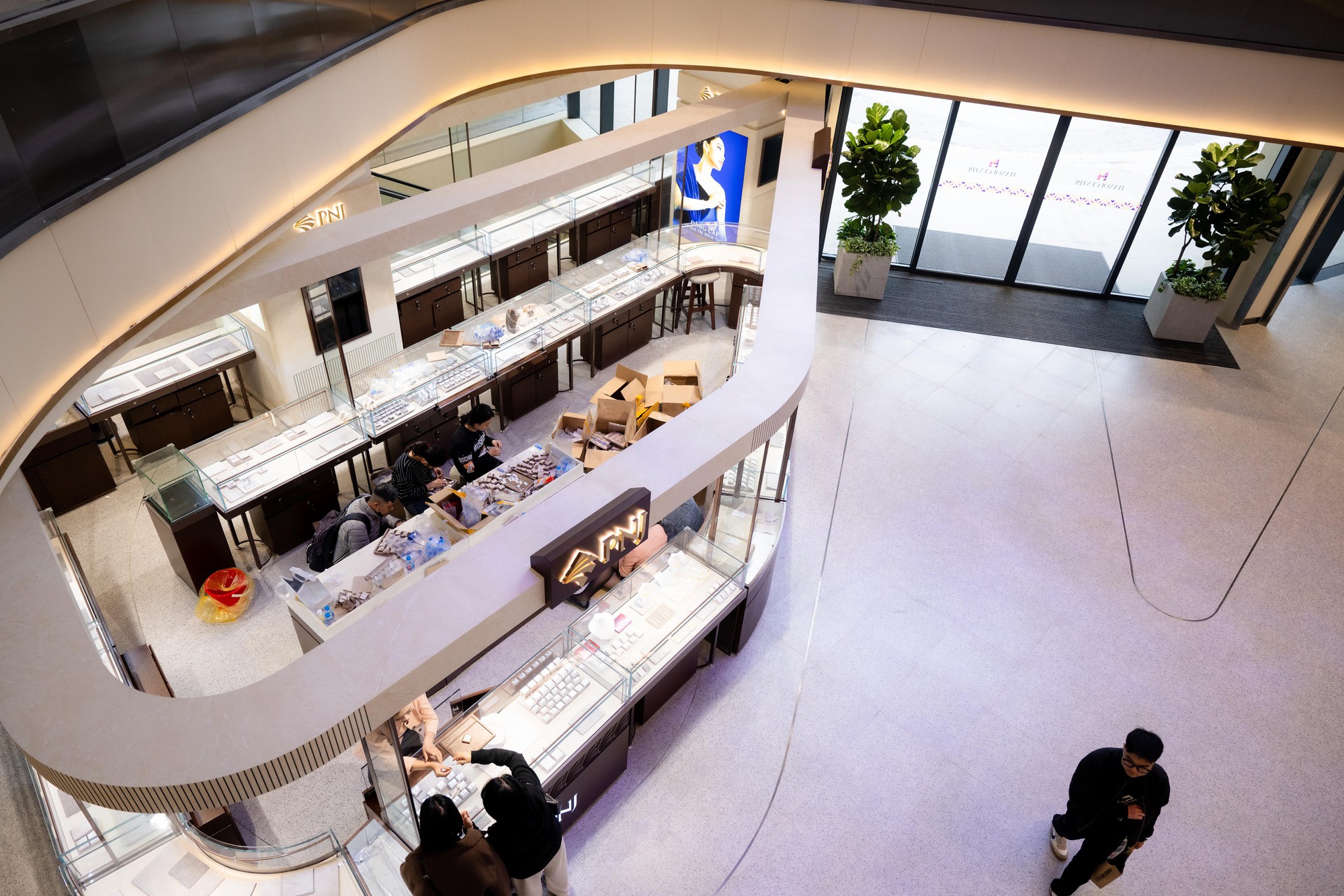 Ngày đầu tiên hoạt động, TTTM Hanoi Centre dù chưa mở hết gian hàng vẫn được đặt nhiều kỳ vọng- Ảnh 21.