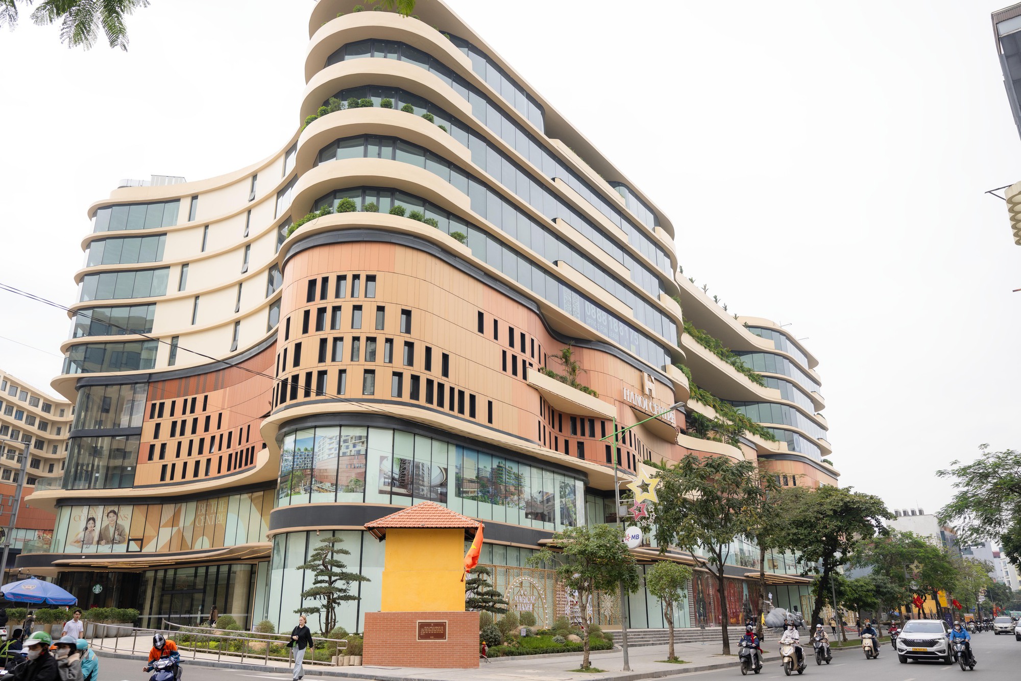 Ngày đầu tiên hoạt động, TTTM Hanoi Centre dù chưa mở hết gian hàng vẫn được đặt nhiều kỳ vọng- Ảnh 1.