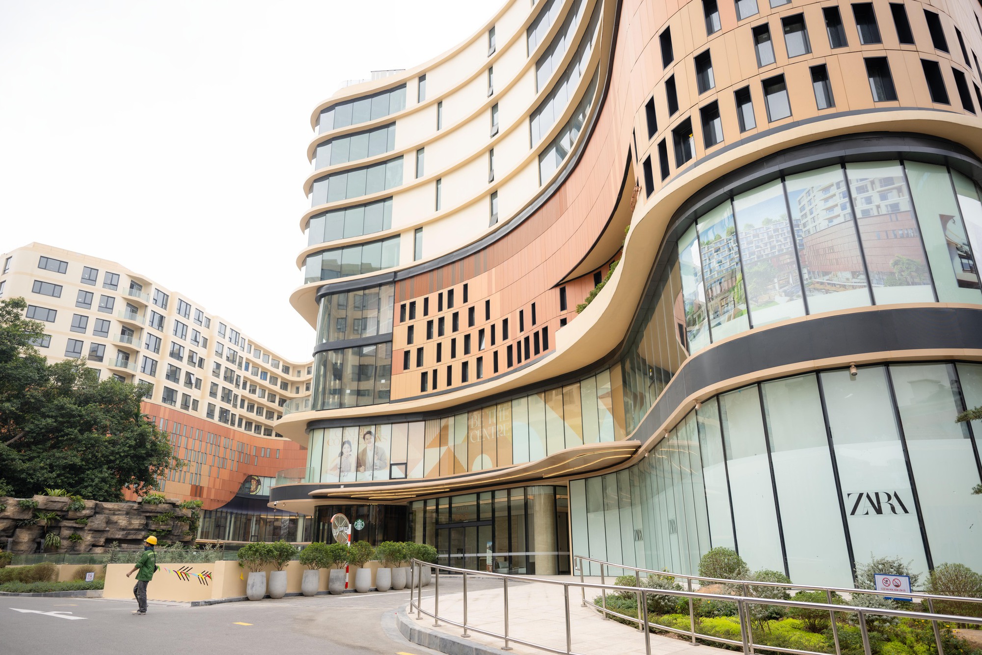 Ngày đầu tiên hoạt động, TTTM Hanoi Centre dù chưa mở hết gian hàng vẫn được đặt nhiều kỳ vọng- Ảnh 2.