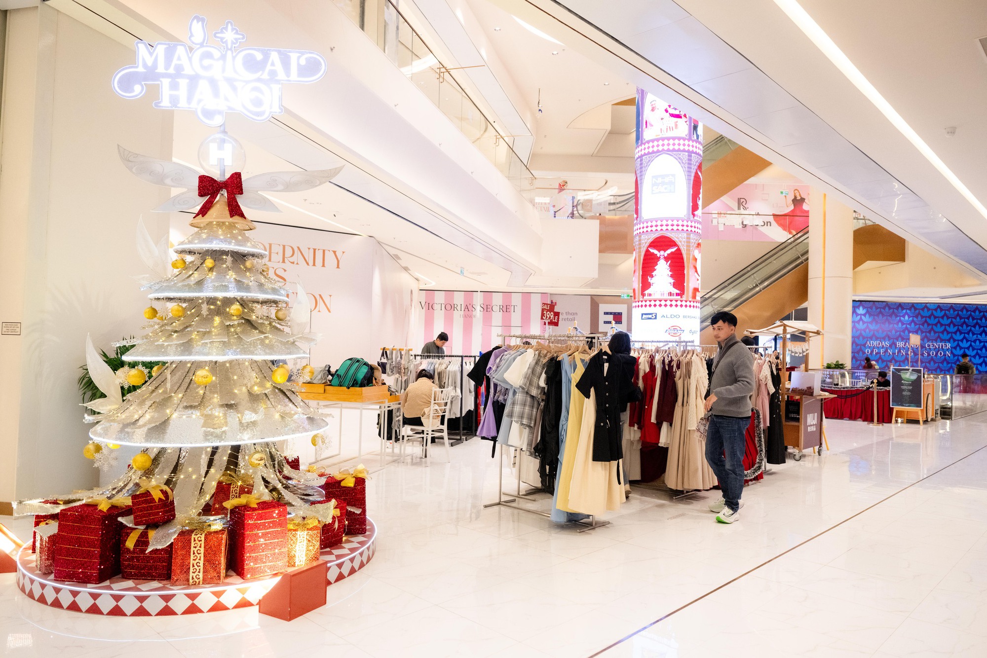 Ngày đầu tiên hoạt động, TTTM Hanoi Centre dù chưa mở hết gian hàng vẫn được đặt nhiều kỳ vọng- Ảnh 26.