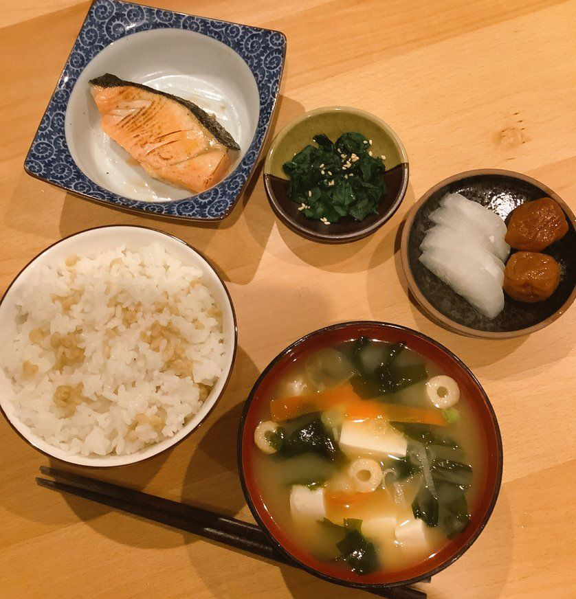 "Tôi giảm 12kg bằng cách ăn cơm trắng đủ 3 bữa 1 ngày", vị bác sĩ Nhật thú nhận - Ảnh 2.