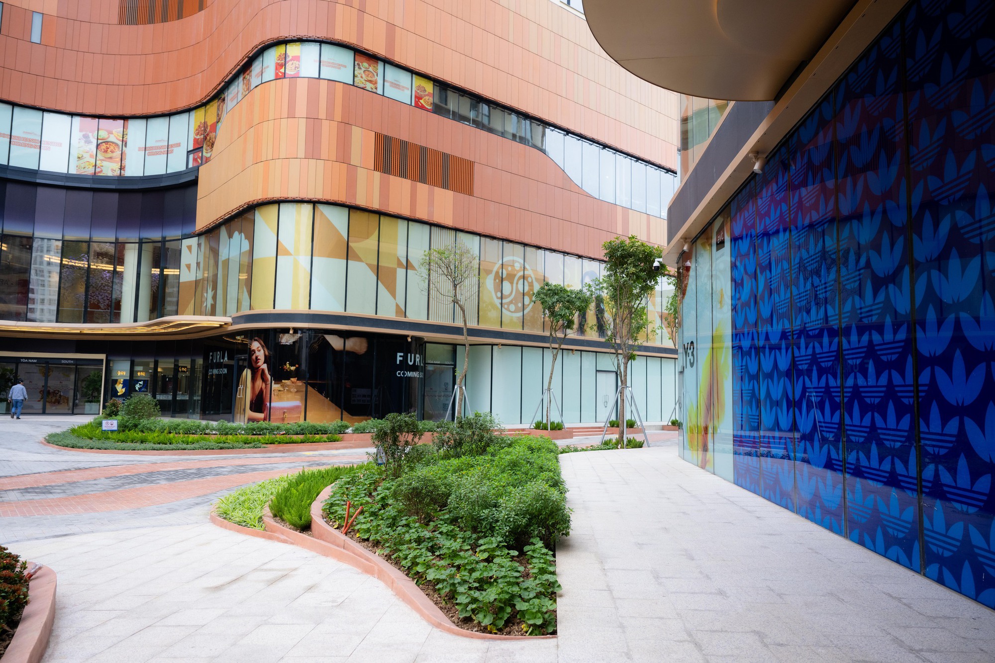 Ngày đầu tiên hoạt động, TTTM Hanoi Centre dù chưa mở hết gian hàng vẫn được đặt nhiều kỳ vọng- Ảnh 4.