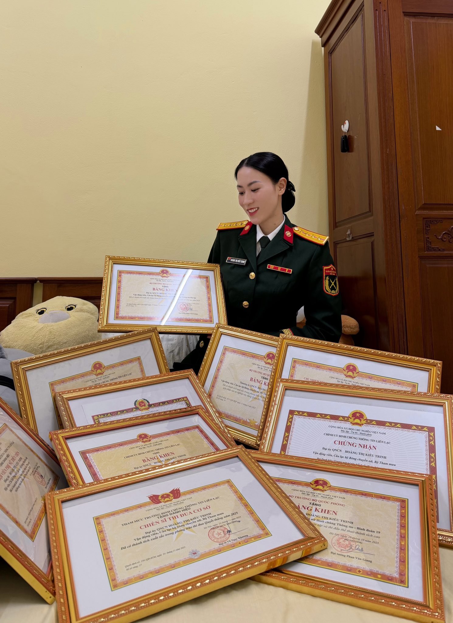 Hoa khôi bóng chuyền mang hàm Đại uý gây sốt với ảnh tổng kết 2025: Visual xinh đẹp, thành tích cực "khủng"! - Ảnh 1.