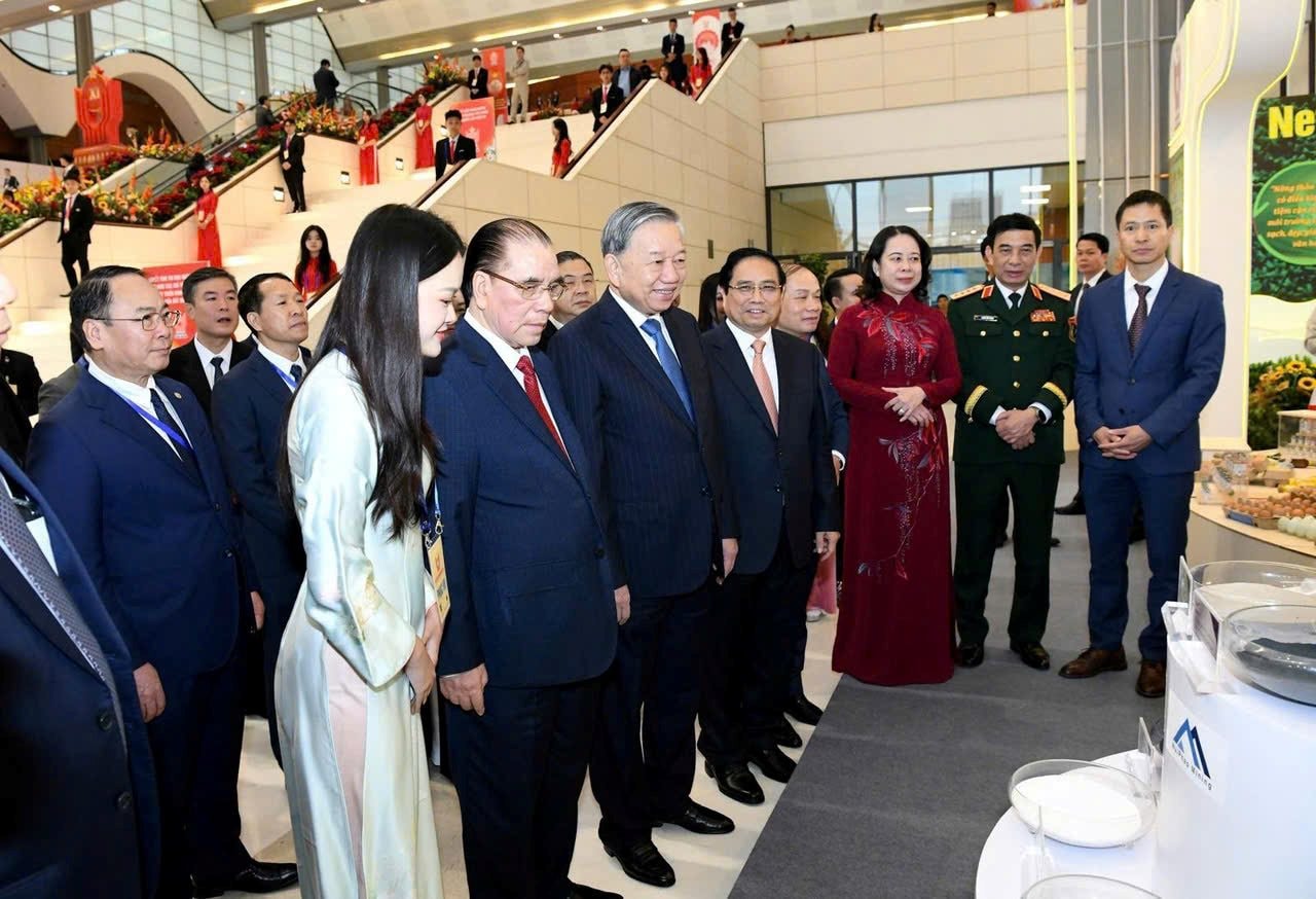 Tổng Bí thư Tô Lâm, Thủ tướng Phạm Minh Chính thăm gian hàng doanh nghiệp Việt sở hữu mỏ vật liệu công nghệ cao hàng đầu thế giới- Ảnh 1.