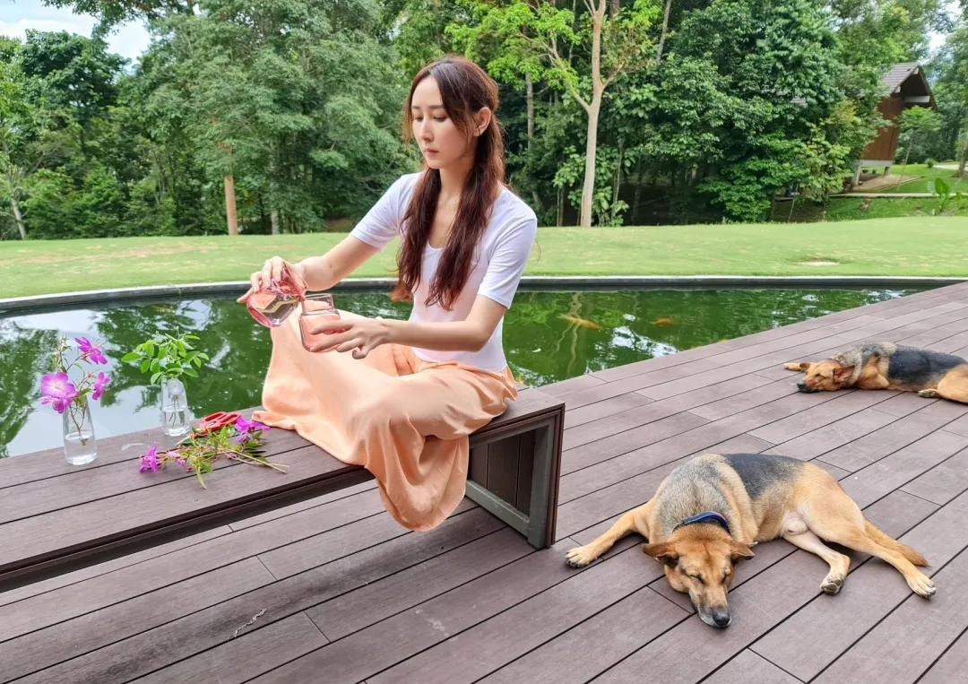 Người đẹp cưới "đại gia mai táng" sướng như tiên: Ở biệt phủ 6.000 m2, sáng hái mít chiều hái sầu riêng - Ảnh 8.