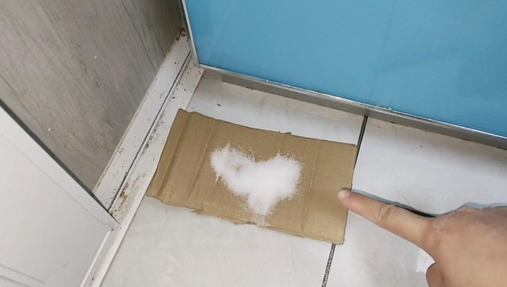 Mẹ tôi dạy: Chỉ cần 1 nắm muối ở góc bếp - không làm là mùi ám, dầu mỡ bám kín và bếp nhanh xuống cấp- Ảnh 2.