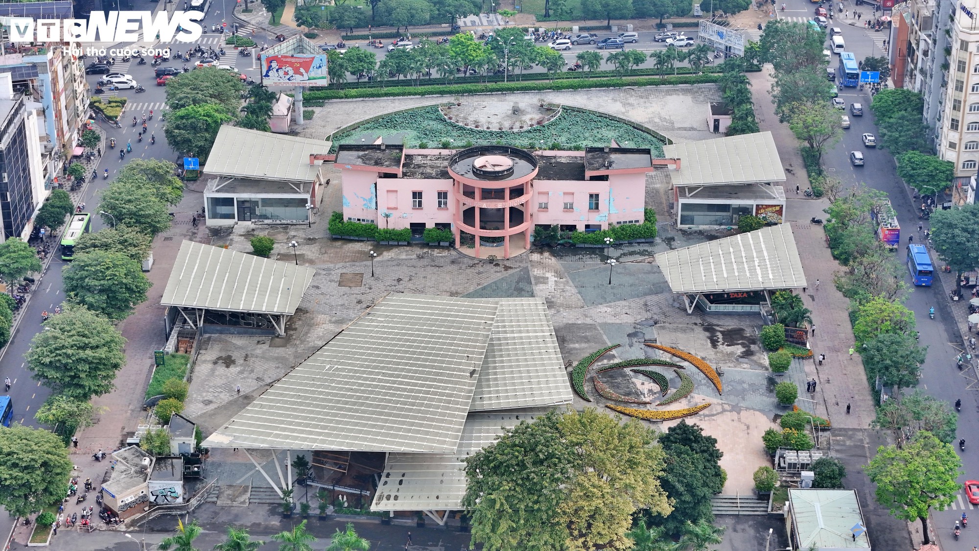 Cận cảnh sân khấu Sen Hồng trước ngày thành bãi giữ xe metro- Ảnh 5.