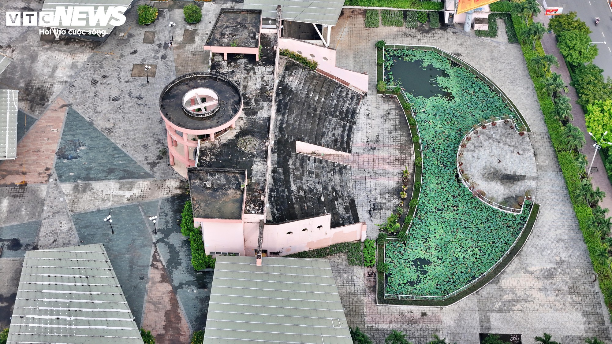 Cận cảnh sân khấu Sen Hồng trước ngày thành bãi giữ xe metro- Ảnh 4.