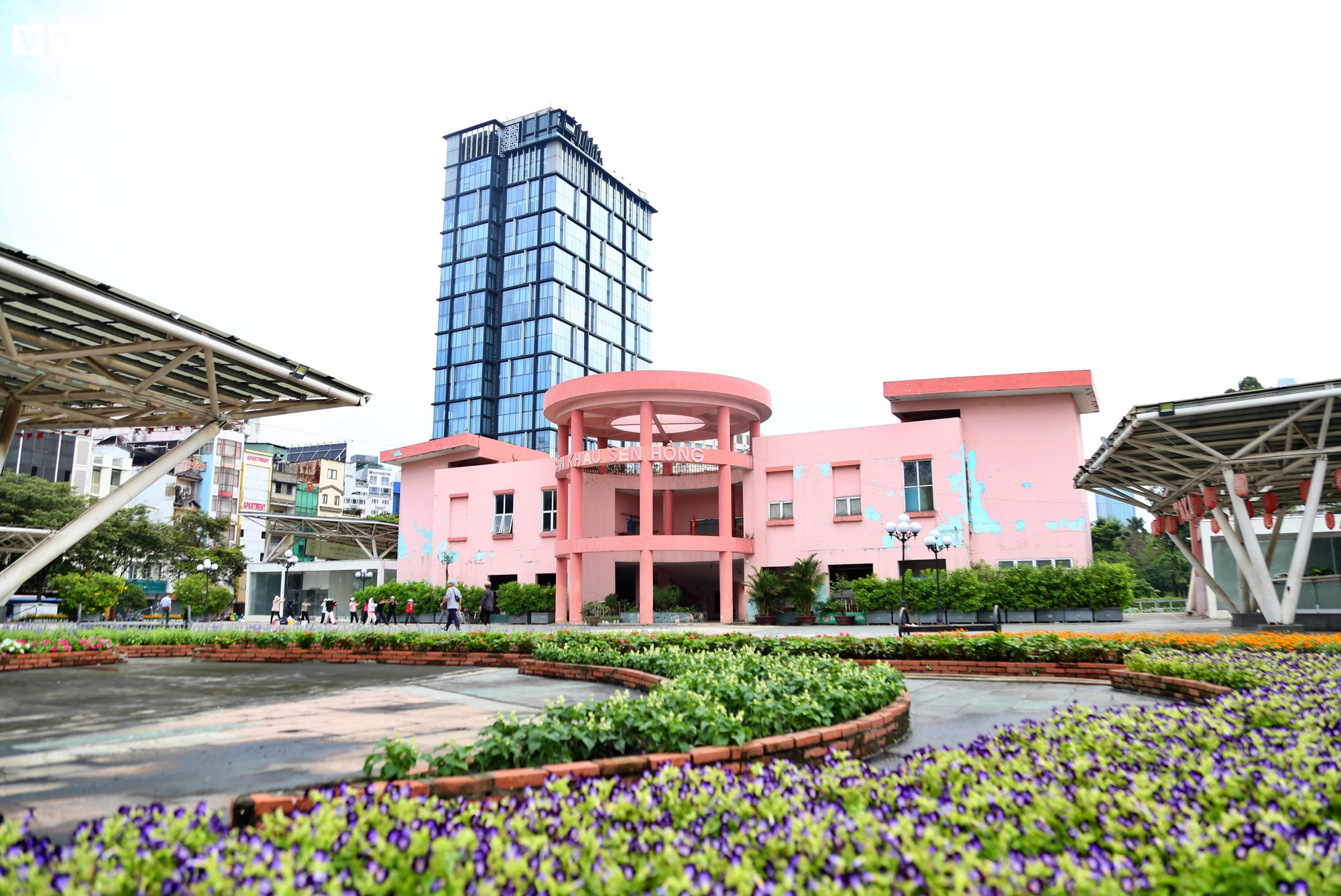 Cận cảnh sân khấu Sen Hồng trước ngày thành bãi giữ xe metro- Ảnh 3.