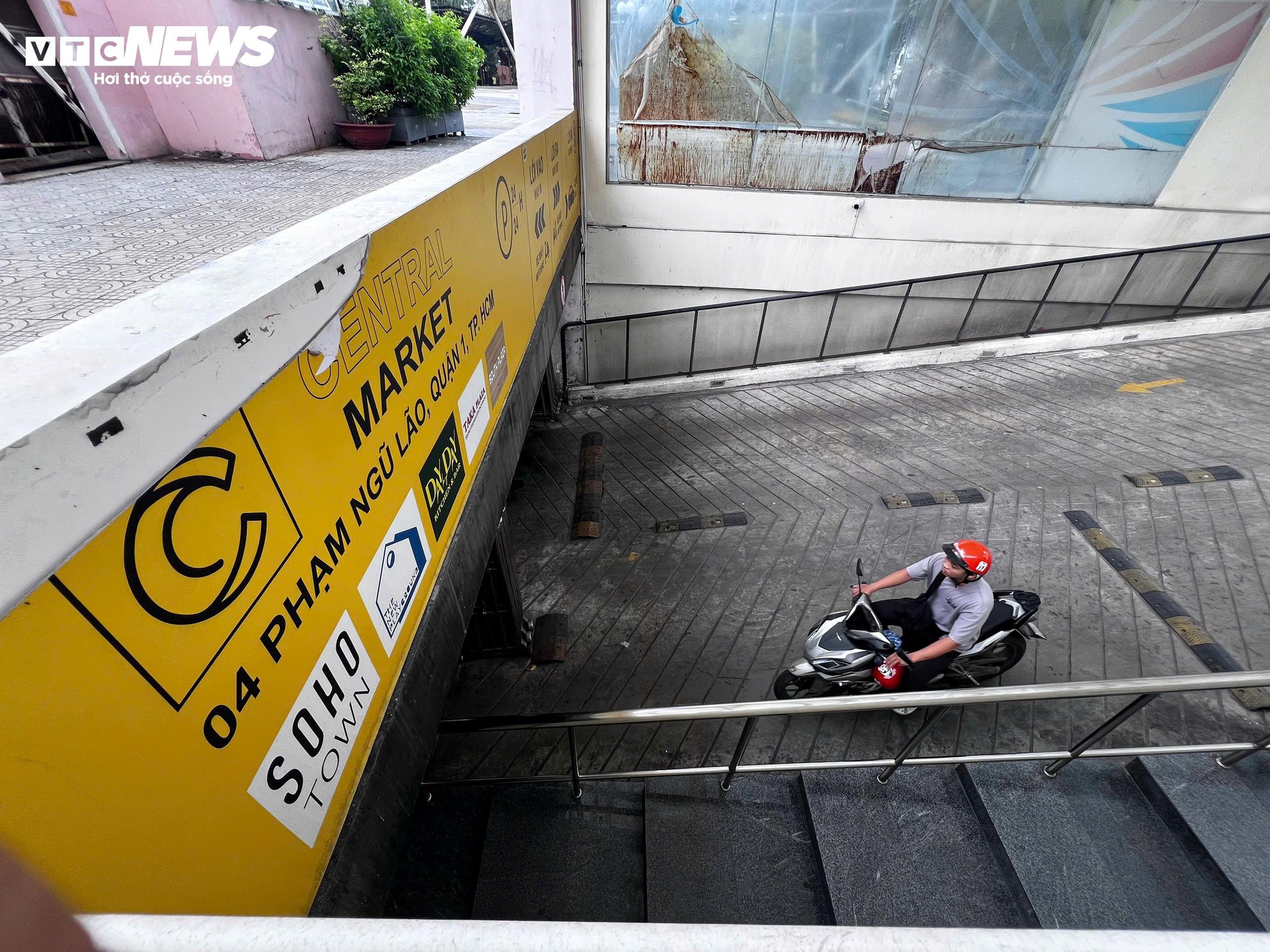 Cận cảnh sân khấu Sen Hồng trước ngày thành bãi giữ xe metro- Ảnh 2.