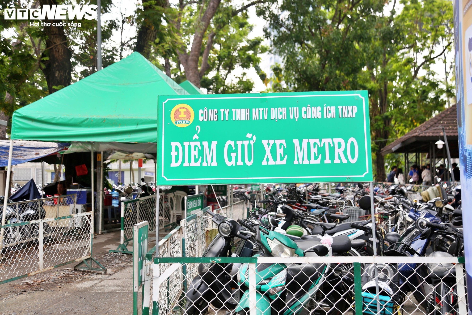 Cận cảnh sân khấu Sen Hồng trước ngày thành bãi giữ xe metro- Ảnh 7.