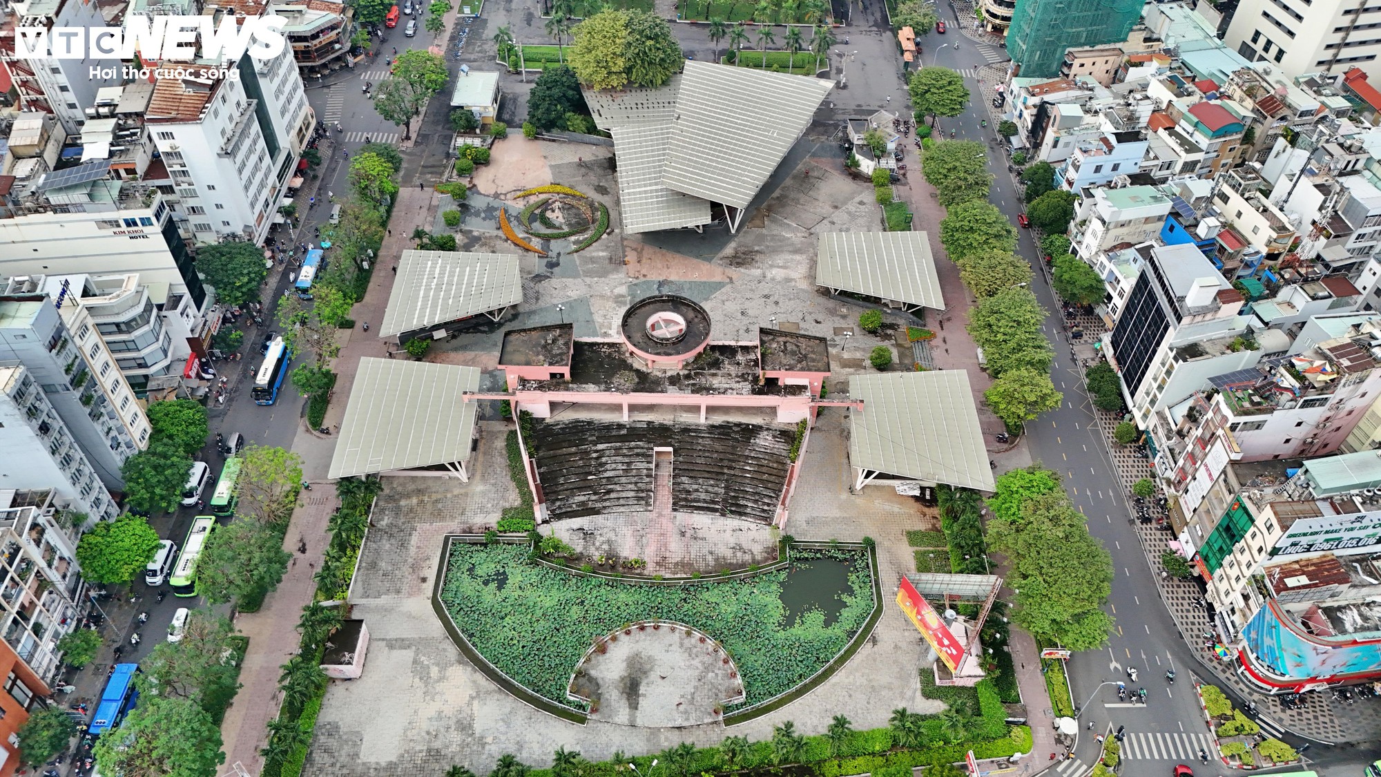 Cận cảnh sân khấu Sen Hồng trước ngày thành bãi giữ xe metro- Ảnh 6.