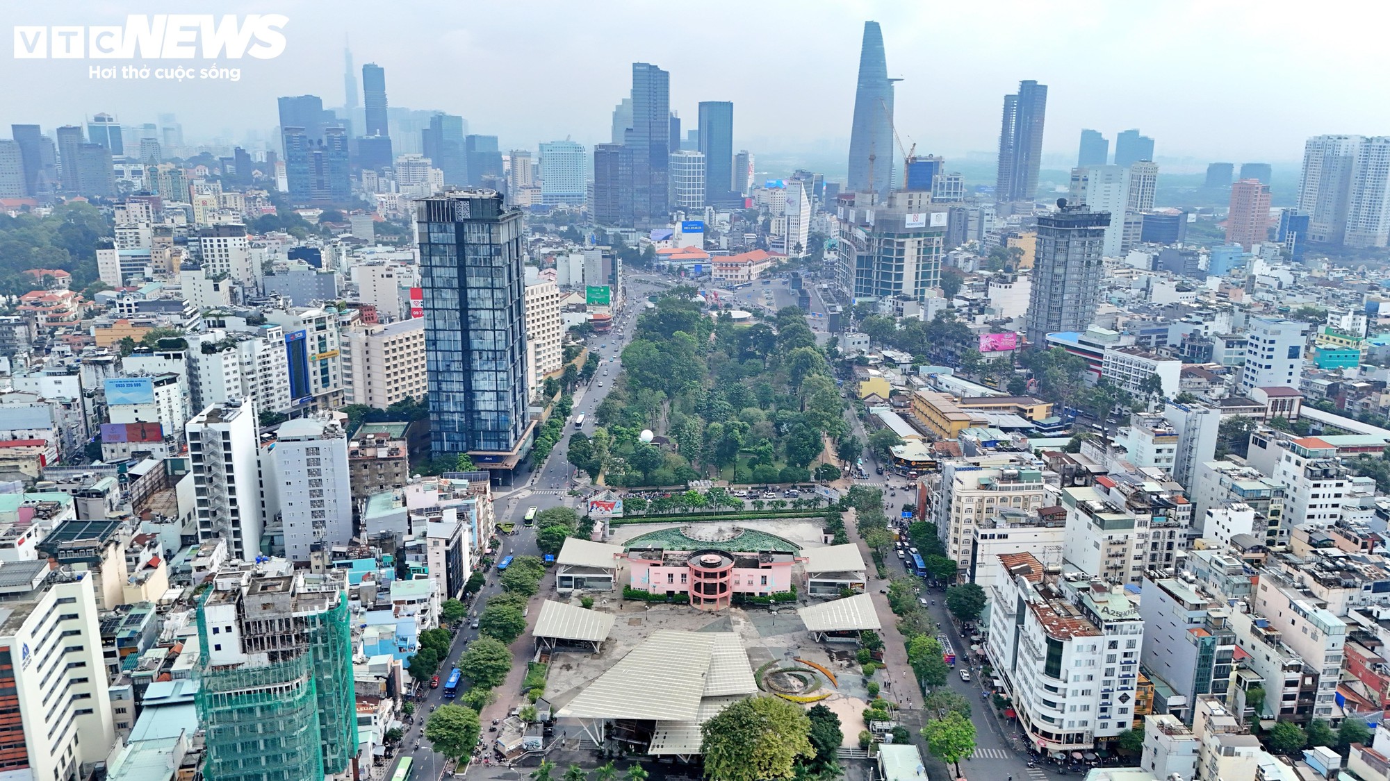 Cận cảnh sân khấu Sen Hồng trước ngày thành bãi giữ xe metro- Ảnh 8.