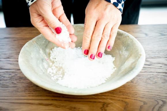 Mẹ tôi dạy: Chỉ cần 1 nắm muối ở góc bếp - không làm là mùi ám, dầu mỡ bám kín và bếp nhanh xuống cấp- Ảnh 1.