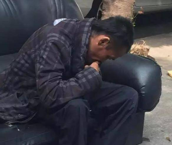 Phát hiện một nam sinh học giỏi nhưng du học về nước sống lang thang, phải ngủ dưới gầm cầu 14 năm- Ảnh 2.