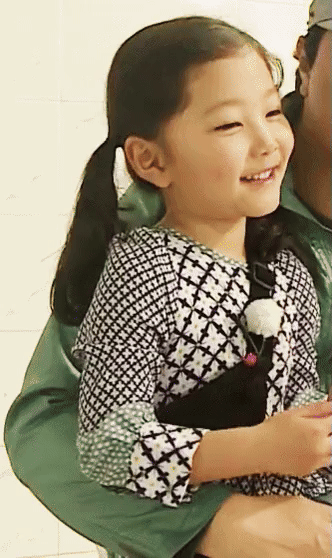 Chị em sao nhí Bố Ơi Mình Đi Đâu Thế "trổ mã" mỹ nhân: Người xinh như Haerin (NewJeans), người như bản sao Suri Cruise - Ảnh 3.