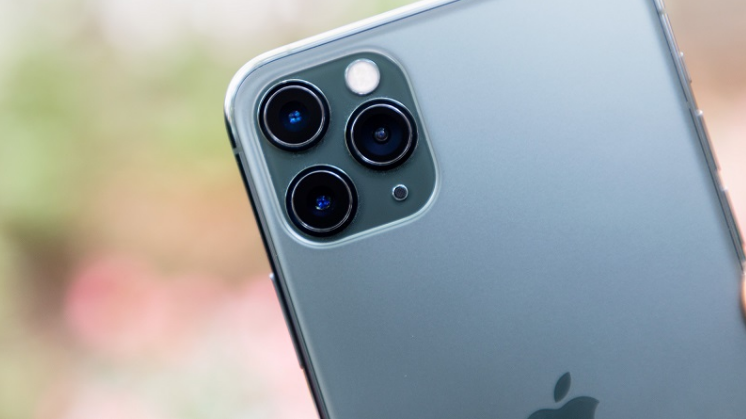 Hơn 90% người dùng điện thoại iPhone không biết công dụng của chiếc lỗ nhỏ cạnh camera- Ảnh 1.