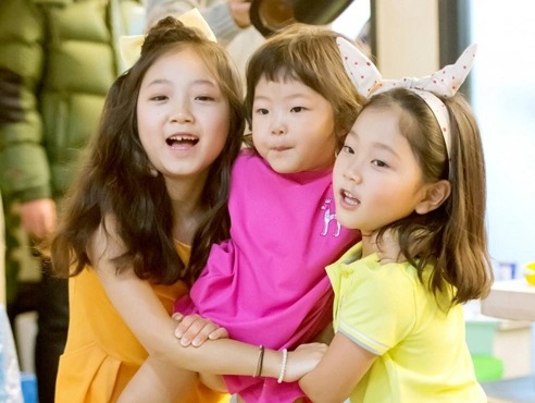 Chị em sao nhí Bố Ơi Mình Đi Đâu Thế "trổ mã" mỹ nhân: Người xinh như Haerin (NewJeans), người như bản sao Suri Cruise - Ảnh 2.