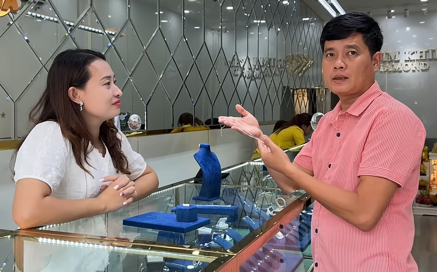 Trùm Điền Quân mua kim cương tặng vợ: "Nay có tiền mới dám mua"- Ảnh 2.