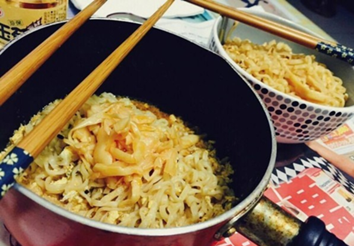 Bác sĩ cảnh báo cách ăn mì khiến đường huyết tăng vọt, ngang với uống cả 1 chai nước ngọt- Ảnh 1.