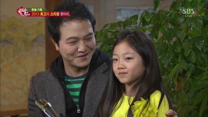 Chị em sao nhí Bố Ơi Mình Đi Đâu Thế "trổ mã" mỹ nhân: Người xinh như Haerin (NewJeans), người như bản sao Suri Cruise - Ảnh 7.