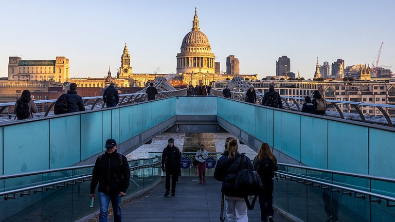 Nguyên do người Anh ngày càng nghèo đi?- Ảnh 1.