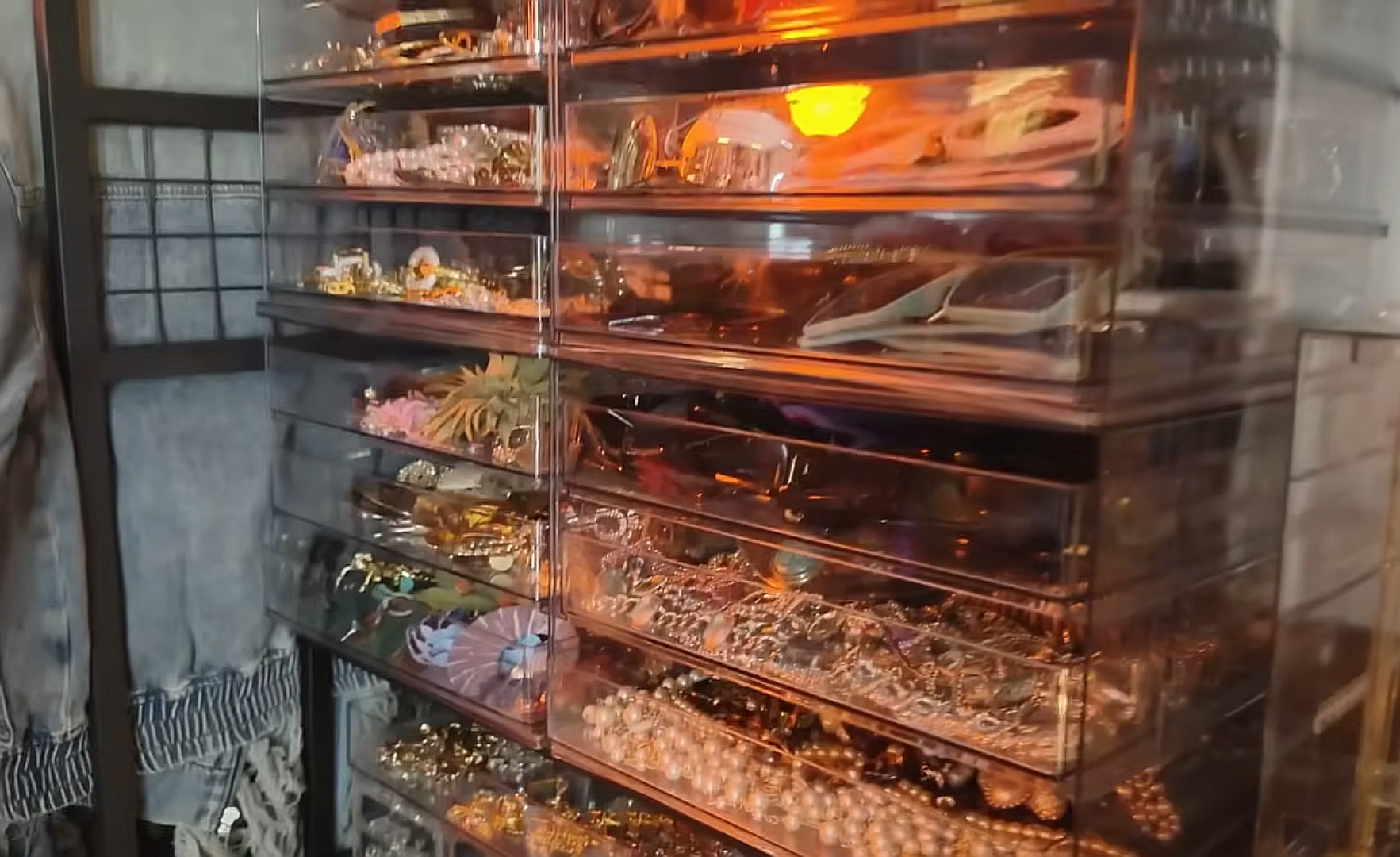 Bên trong nhà nữ ca sĩ 40 tuổi xinh đẹp, độc thân tại Mỹ: Trang sức như kho báu- Ảnh 3.